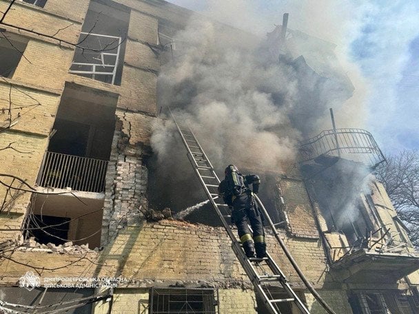 РФ знову атакувала багатоповерхівку у великому обласному центрі: перші деталі (фото)