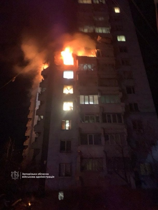 Ворожий дрон влучив у багатоповерхівку в Запоріжжі: є постраждалі