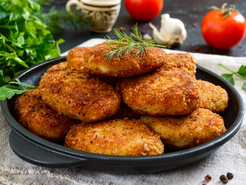 "Коштують так дешево, що можна наготувати одразу цілу гору". Бюджетний рецепт курячих котлет
