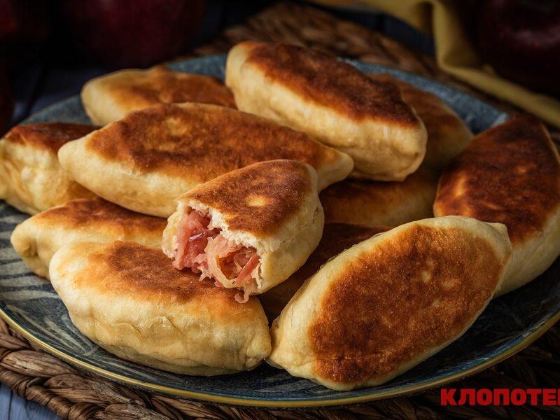 "Ніжне тісто на кефірі й начинка з карамелізованих яблук". Рецепт пиріжків, які готують без духовки