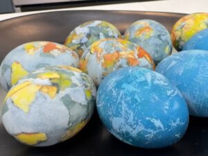 Яйця блищатимуть, а руки залишаться чистими. Два способи приготувати крашанки без хімії