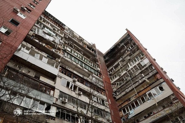 Посеред дня дрон РФ влетів у багатоповерхівку в одному з міст: потерпілі у важкому стані (фото)