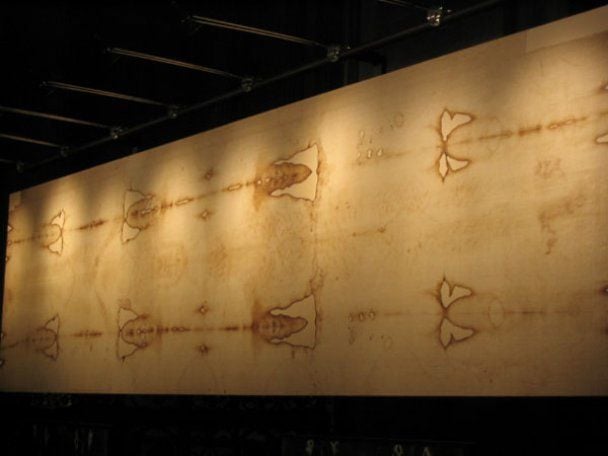 Чиє тіло залишило слід на Туринській плащаниці: шокувальне дослідження Чиє тіло залишило слід на Туринській плащаниці: шокувальне дослідження