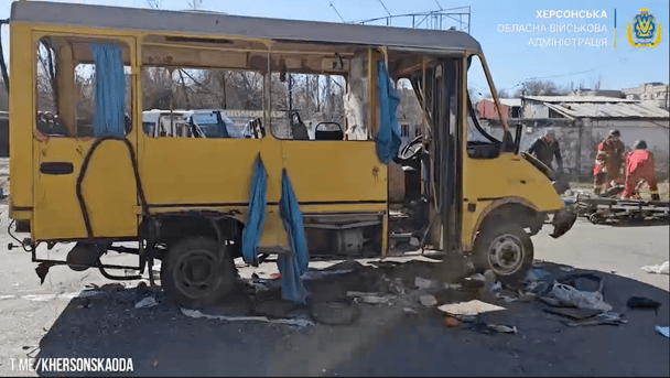 Росіяни влупили дроном по маршрутці в Херсоні: багато поранених (фото, відео)