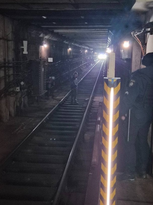 У Києві чоловік посеред тунелю зупинив рух метро: що відомо (відео)