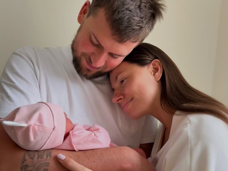 "Неначе з картин художників Відродження". Бех-Романчук перед камерою погодувала грудьми доньку