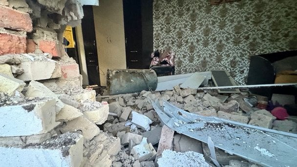 Ракета влетіла у спальню: 19-річна дівчина дивом вціліла (фото)