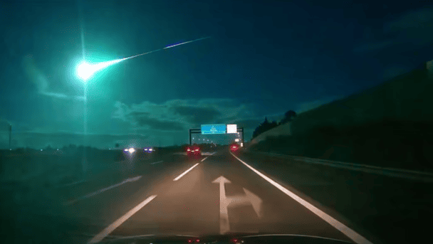 Метеорит над Європою: уламки пробили дахи будинків, очевидці перелякалися