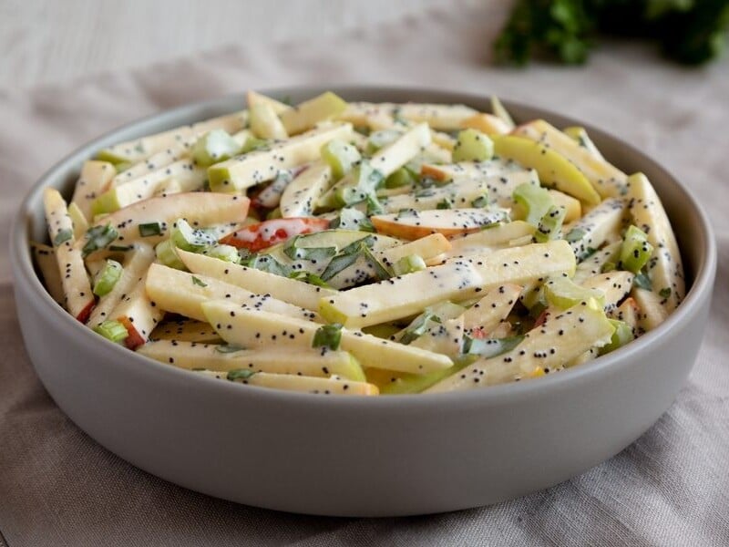 Вітамінний салат із селери і яблука. Рецепт