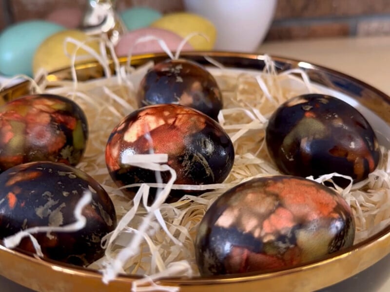 Потримайте в цьому яйця 40 хвилин – й отримаєте мармурові крашанки на Великдень без хімії Потримайте в цьому яйця 40 хвилин – й отримаєте мармурові крашанки на Великдень без хімії