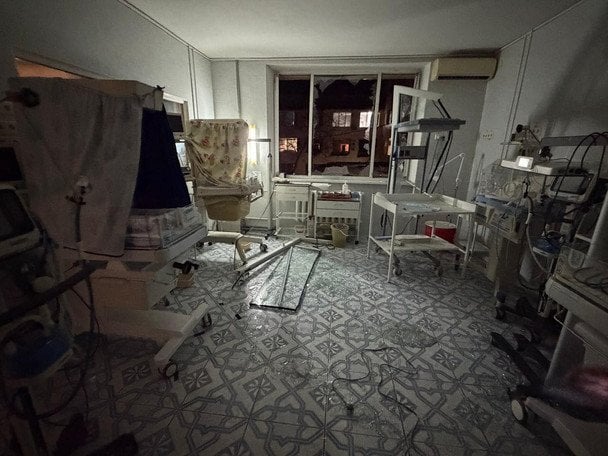 Російський «Шахед» вдарив по пологовому, де було багато породіль і немовлят: деталі, фото