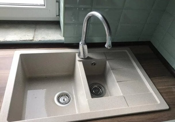 Неприємний запах з раковини, повільний злив води: як усунути проблему