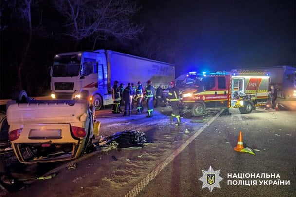 Трагедія на Хмельниччині: у ДТП загинула молода мати, двоє дітей опинилися у реанімації