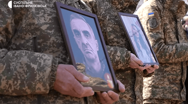 "В один момент їх забрав дрон": на Франківщині попрощалися з нацгвардійцем та його донькою