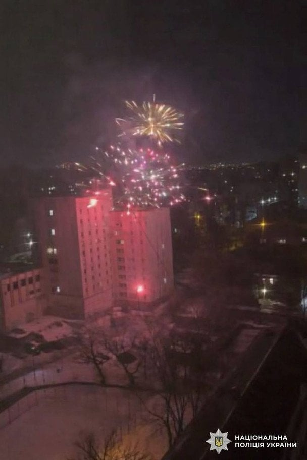 У Києві підліток запустив нічний феєрверк: що кажуть у поліції (фото) У Києві підліток запустив нічний феєрверк: що кажуть у поліції (фото)