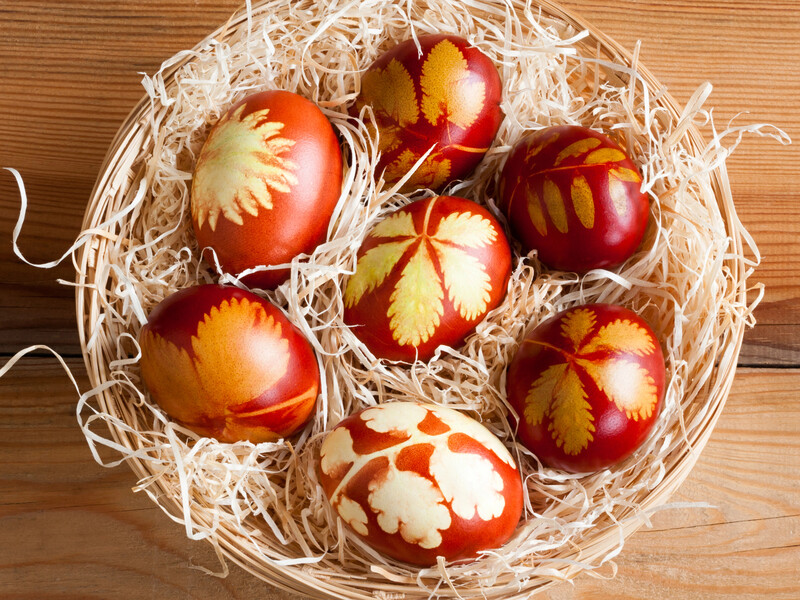 Це найпростіший спосіб фарбування яєць – просто опустіть їх у цей напій