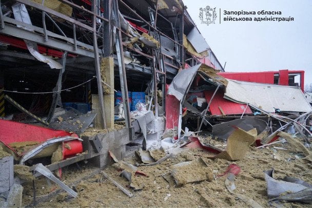 Удари по "Новій пошті", руїни замість будинків і вбиті люди: усе про нову атаку РФ по Україні (фото, відео)