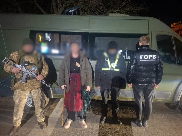 У хустці та жіночому вбранні: водійка намагалась вивезти 30-річного чоловіка під виглядом бабусі