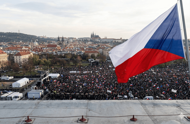 Масові протести почались у Чехії: мітингують чверть мільйона людей — що вимагають