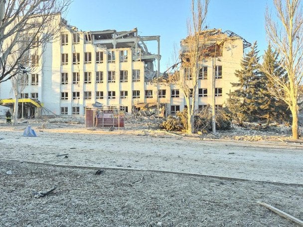 Російська бомба поцілила у будинок Краматорська: серед поранених троє дітей, немовля