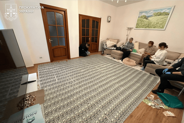 Сотні тисяч доларів, золото та "чорні списки": у Вінниці на хабарництві викрили двох лікарок