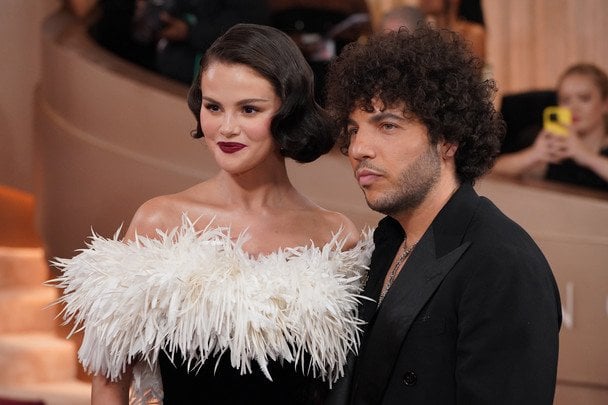 Селена Гомес спантеличила поцілунками ніг чоловіка Бенні Бланко в прямому ефірі