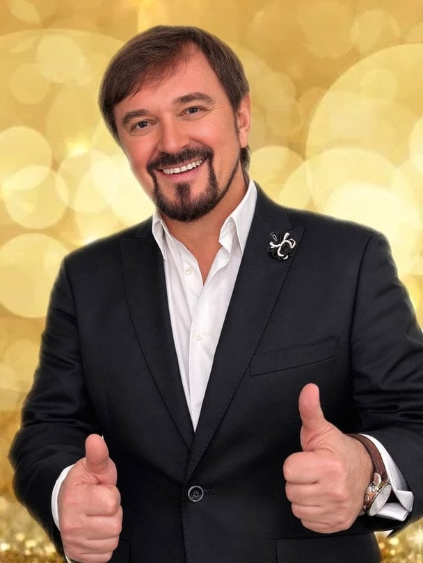 Відомий 60-річний співак екстремально політав під куполом цирку у Львові й підкорив сміливістю