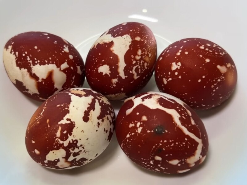 Розчиніть це в настої цибулевого лушпиння – і вийдуть космічні крашанки. Секретний метод без хімії