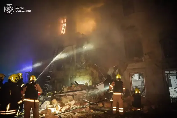 Три райони в руїнах, дірки у будинках та пожежі по всьому місту: росіяни масовано обстріляли Одесу (фото)