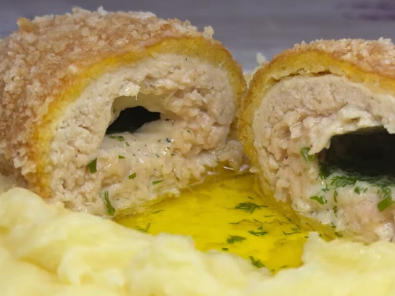 Саме з такого фаршу котлета по-київськи виходить дуже соковитою, ніжною й неймовірно ароматною