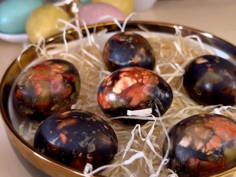 Здивуйте гостей на Великдень "мармуровими" яйцями. Секрет неповторного малюнка – у цьому настої "без хімії"