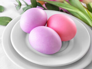 Простий бабусин секрет, як без жодної хімії й відварів пофарбувати яйця на Великдень