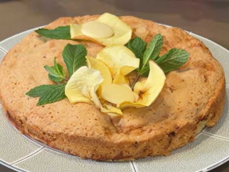 Найніжніший заливний пиріг від тещі Гордона. Просто змішайте яйця, борошно і яблука