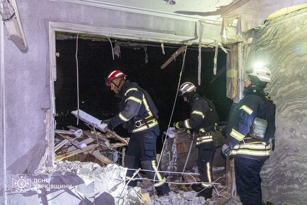 РФ вдарила по житловому будинку в обласному центрі: дрон розніс квартири, є поранені (фото)