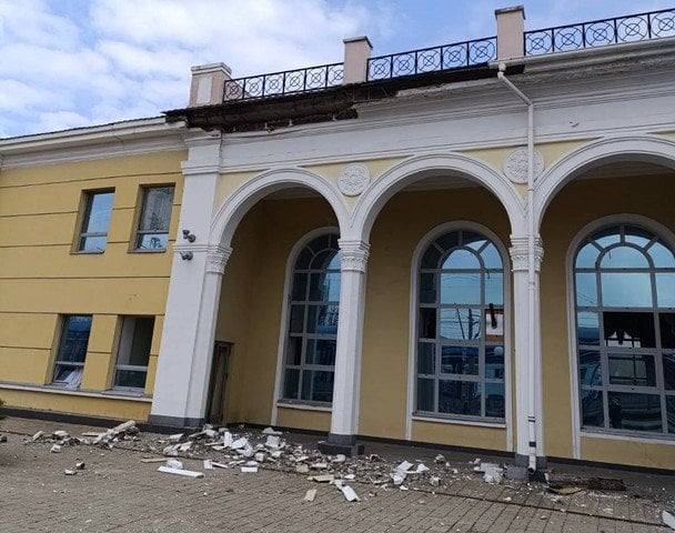 РФ знову вдарила по залізниці: пошкоджено вокзал, є важкопоранені (фото)
