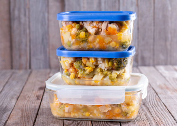 Чи шкодить здоров’ю їжа, розігріта в пластикових контейнерах