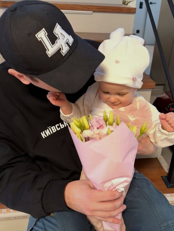 Позитив розчулив фото, як його підросла однорічна донечка відреагувала на подаровані їй квіти