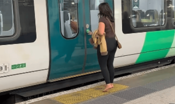 Ходять босоніж у місті, поїзді та навіть KFC: чому жінка не носить взуття і не взуває дітей