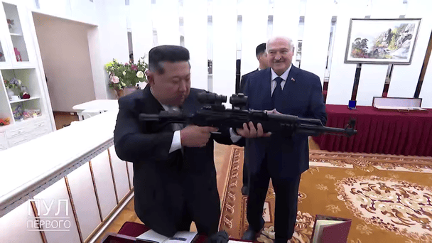 Лукашенко та Кім Чен Ин обмінялися зброєю: відео