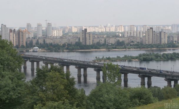 Один з мостів Києва непрацездатний: експерт вказує на катастрофічний стан споруди