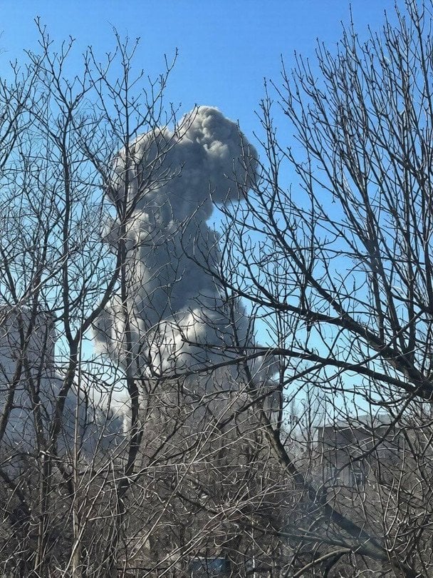 У Донецьку пролунали вибухи: що могло стати ціллю (фото, відео)