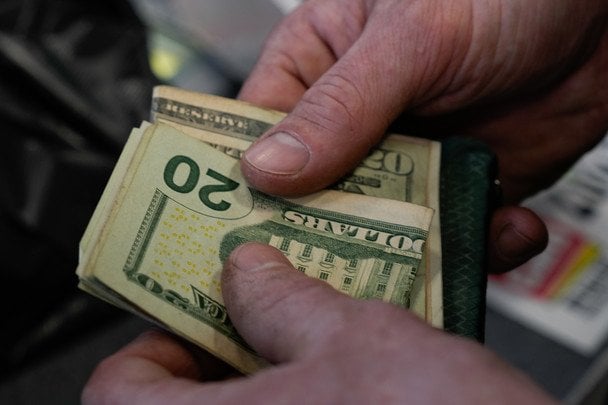 Курс долара б'є рекорди: чи буде 50 грн за долар — прогноз аналітика