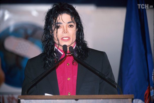 Проти Майкла Джексона посипались нові звинувачення в педофілії: на його родину подали до суду