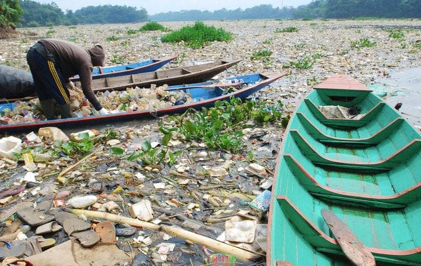 Сміття замість води: яку річку вважають однією з найбільш забруднених у світі