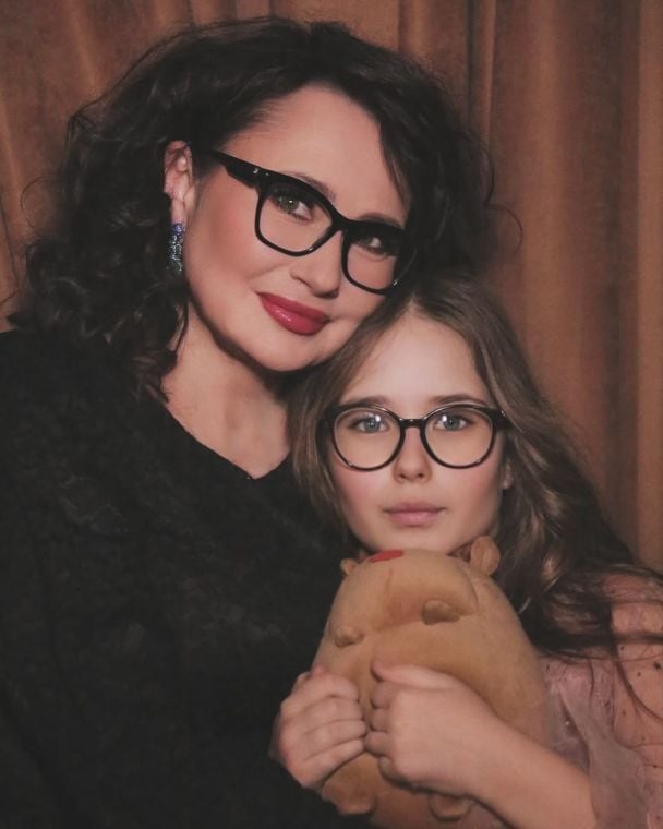 Олена Мозгова зворушила світлиною доньки біля пам’ятника її легендарному дідусеві