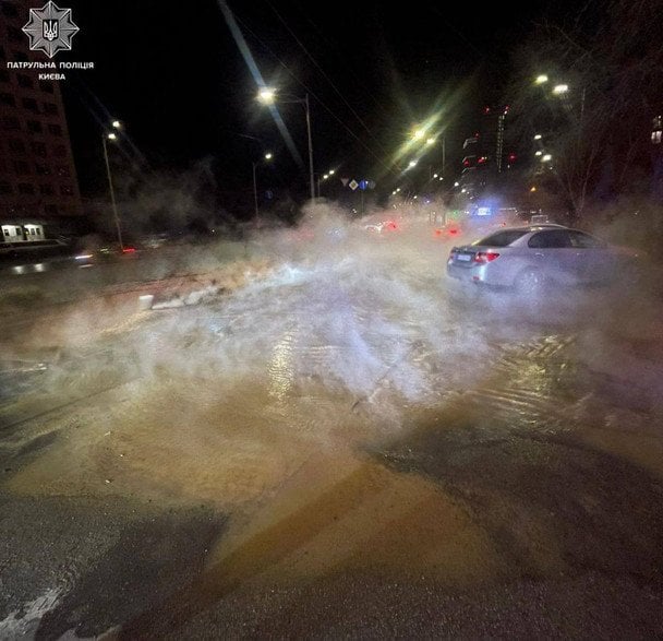 В Києві затопило окропом вулицю: перші подробиці (фото, відео)