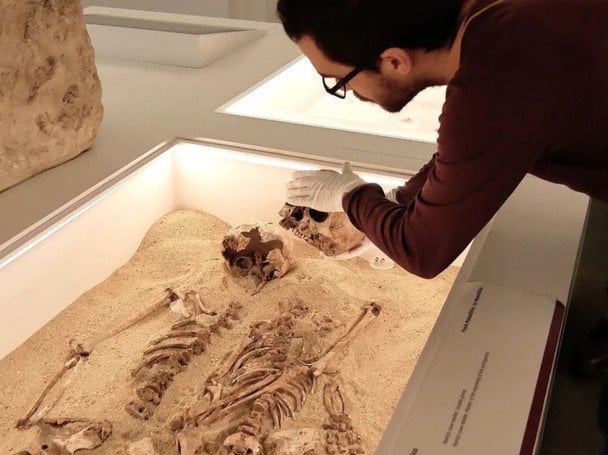 Скелети, знайдені в обіймах, виявилися матір’ю і дочкою з рідкісною формою карликовості — фото