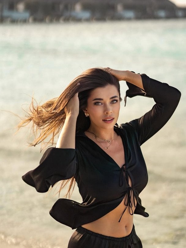 "Міс Україна Всесвіт" Анна Неплях похизувалась купівлею розкішного Porsche з салону