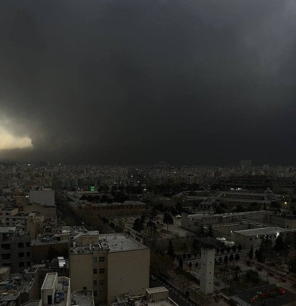 В Ірані зафіксували нафтовий дощ (фото, відео)