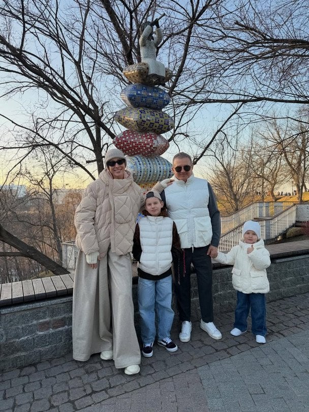 Катерина Осадча з чоловіком Горбуновим замилувала прогулянкою з їхніми синами у Києві